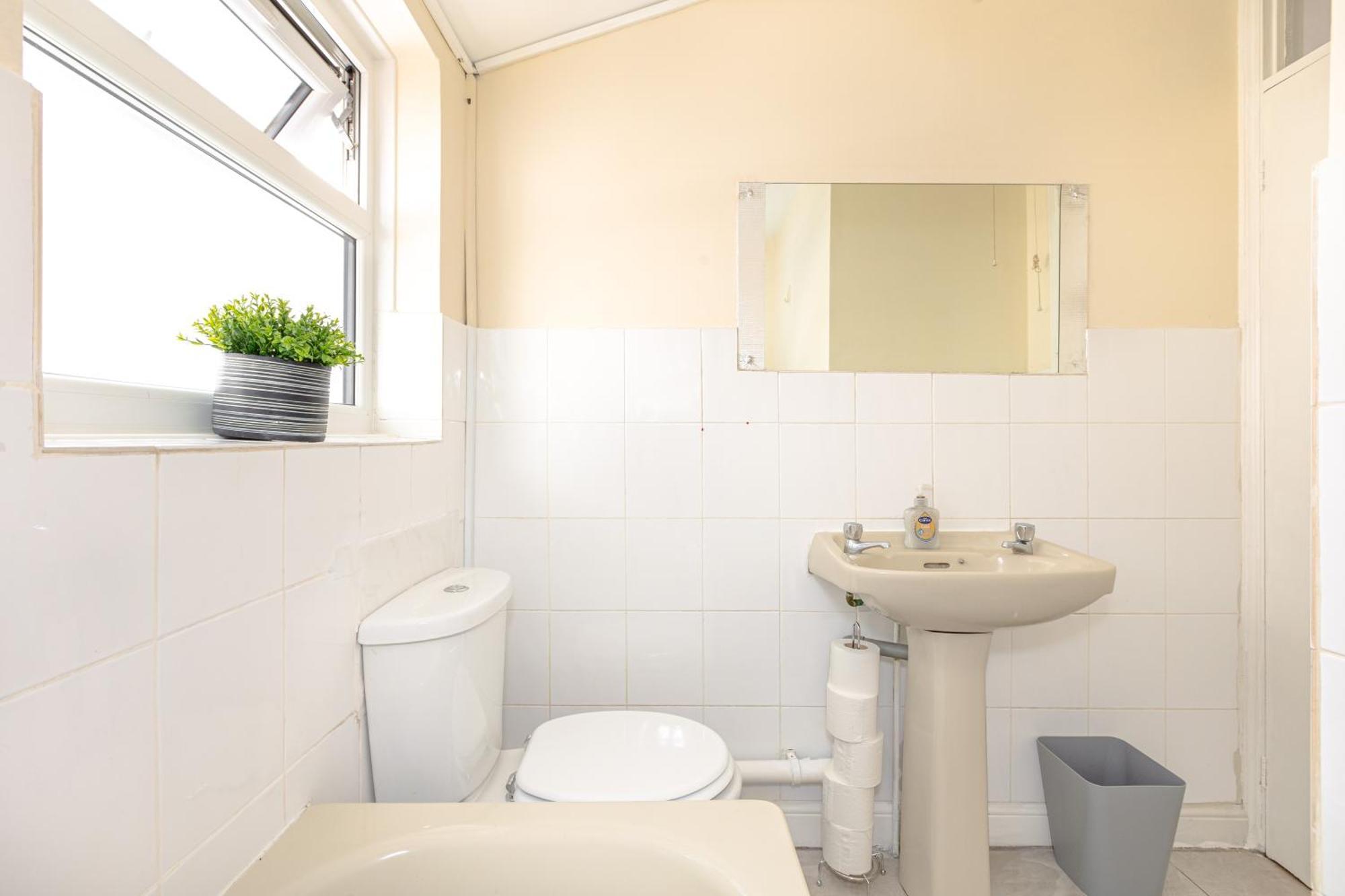 Bright 1br Flat, East London, 5min Upton Park Tube * Londra