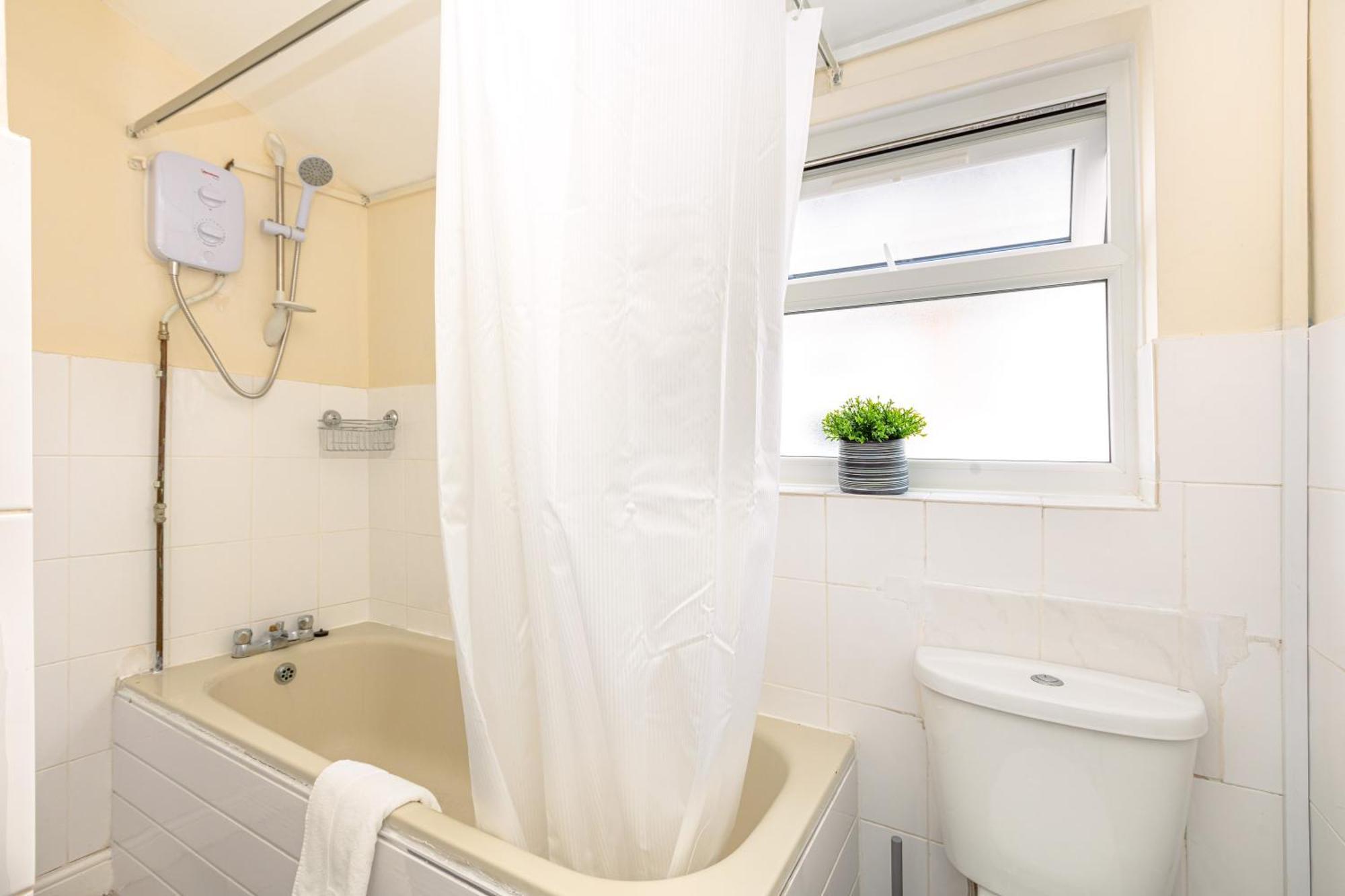 Bright 1br Flat, East London, 5min Upton Park Tube Appartamento *